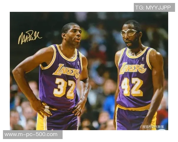 科米尔与约翰逊的巅峰对决谁将赢得最终胜利揭晓战斗背后的故事